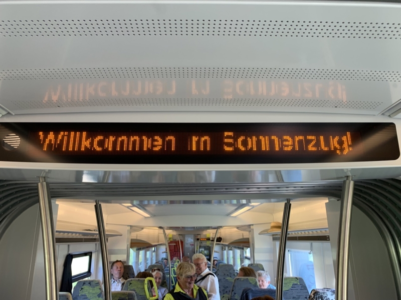 Personengruppe vor Zug
