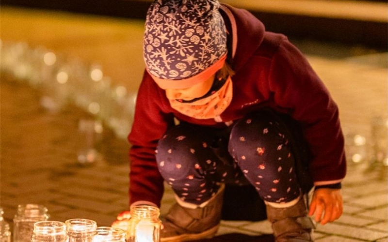 Tausende Kerzen bei Dunkelheit