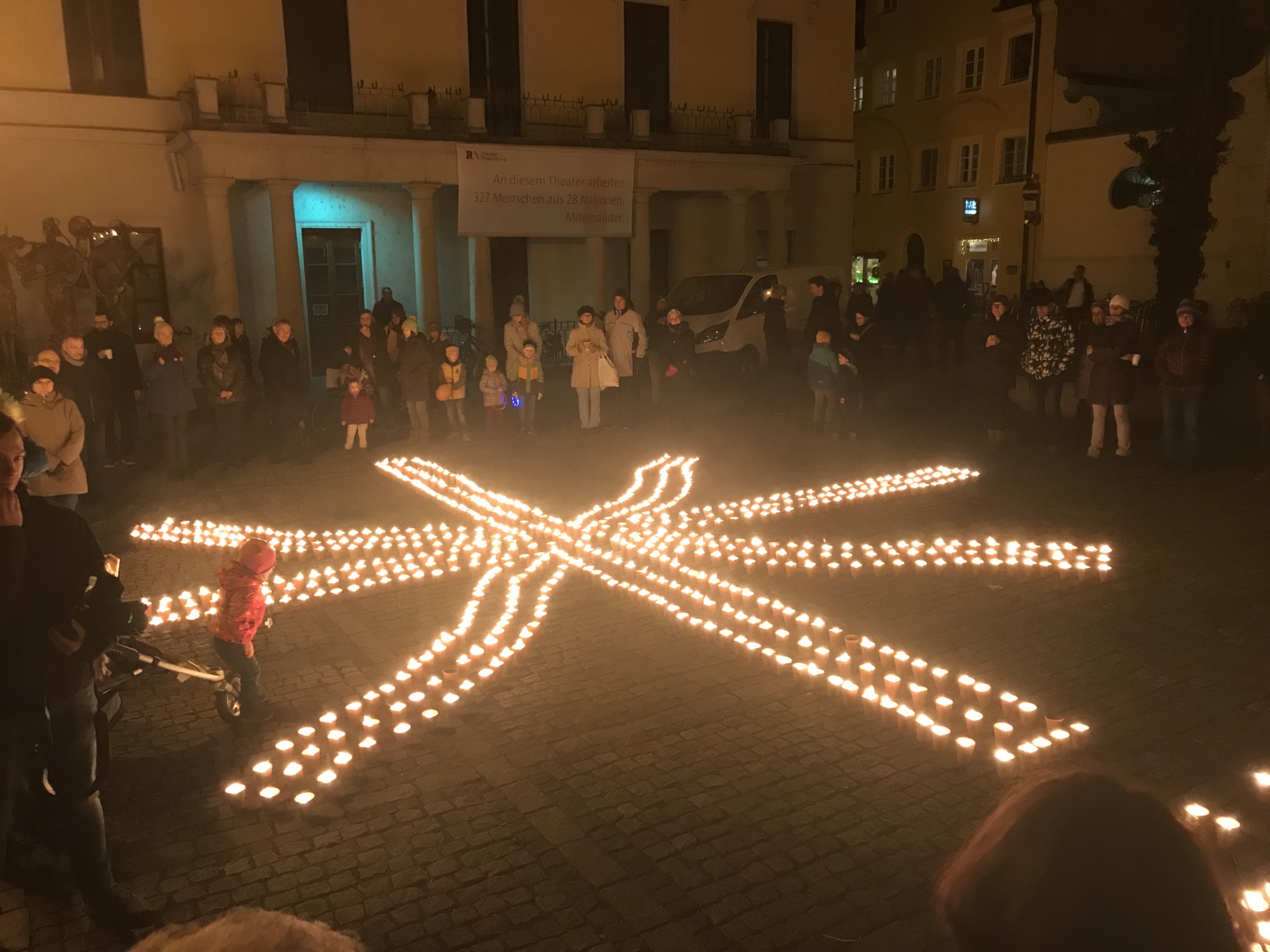 Tausende Kerzen bei Dunkelheit