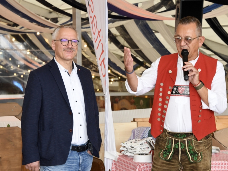 Personen in Bierzelt