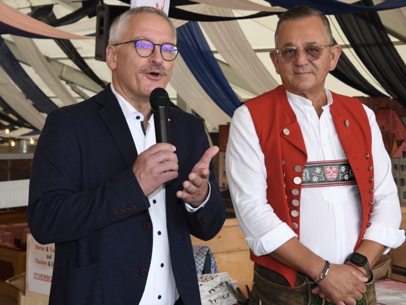 Personen in Bierzelt