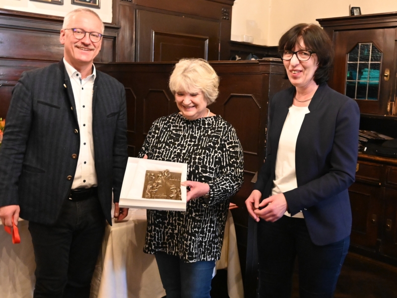 Drei Personen  in Festsaal