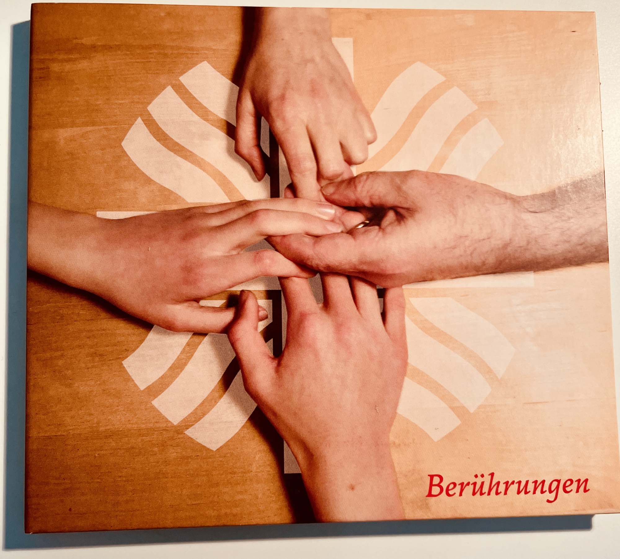 Zwei Hände liegen übereinander als Zeichen von Zusammenhalt und Unterstützung.