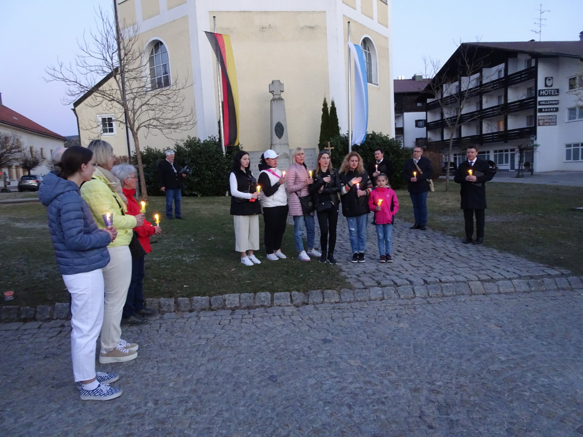 Personen vor einer Kirche