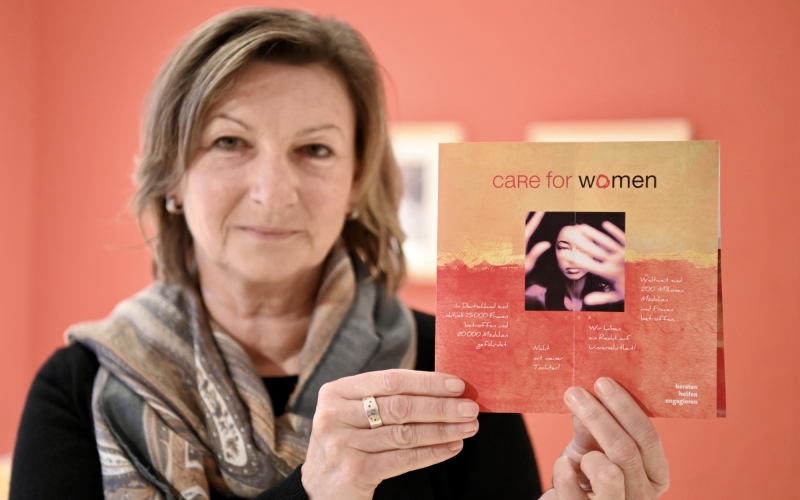 Frau mit Flyer
