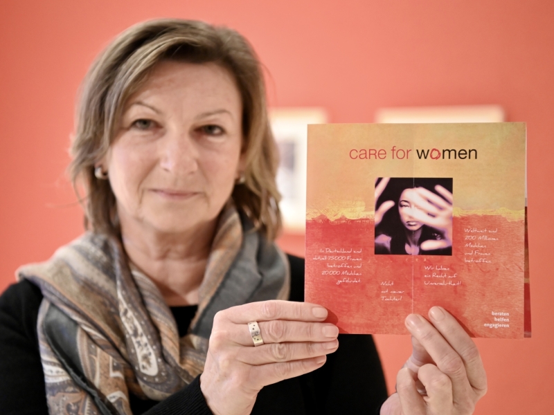 Frau mit Flyer
