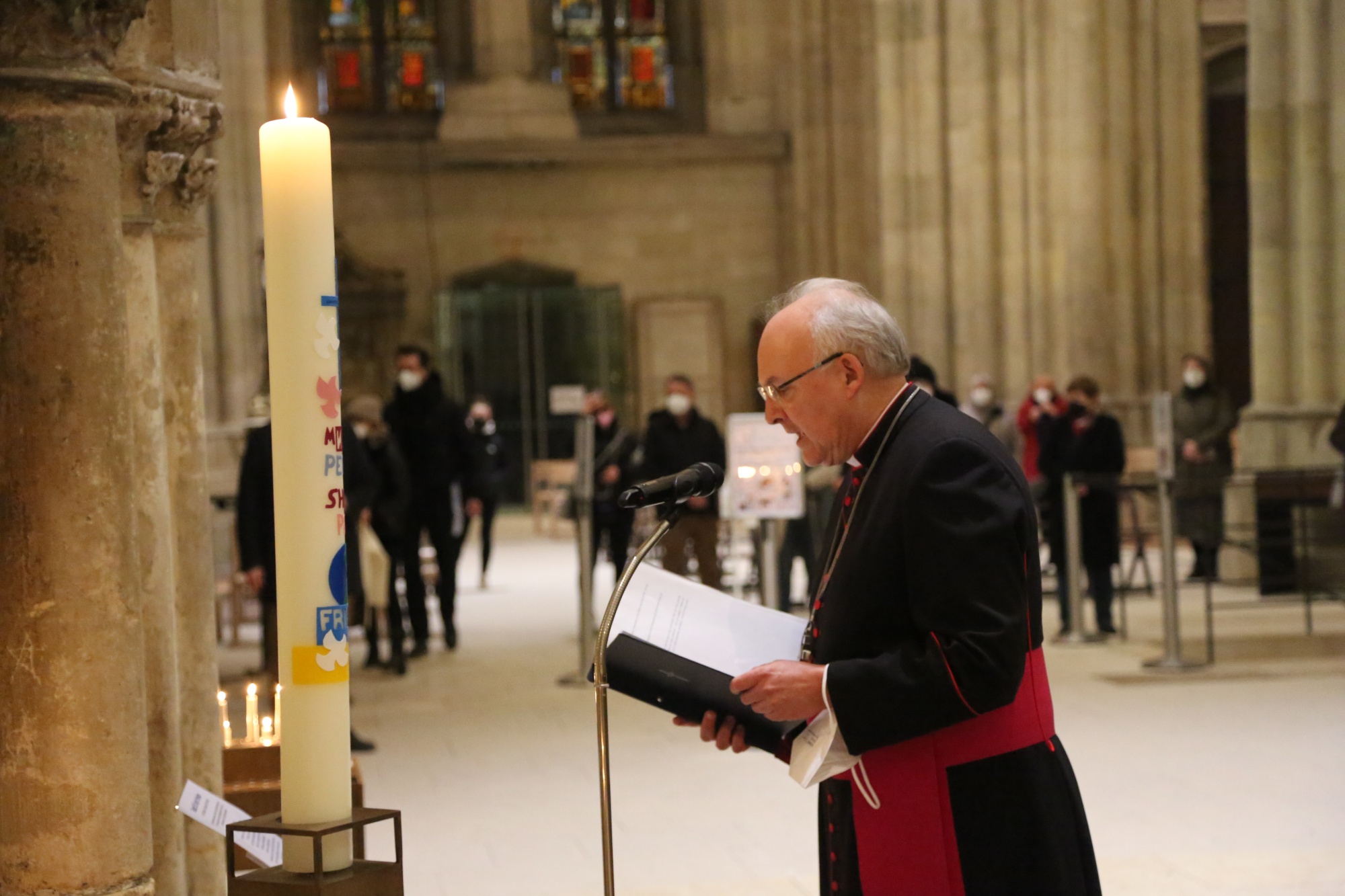 Prister in einer Kirche