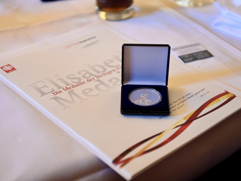 Dokumente und Medaille