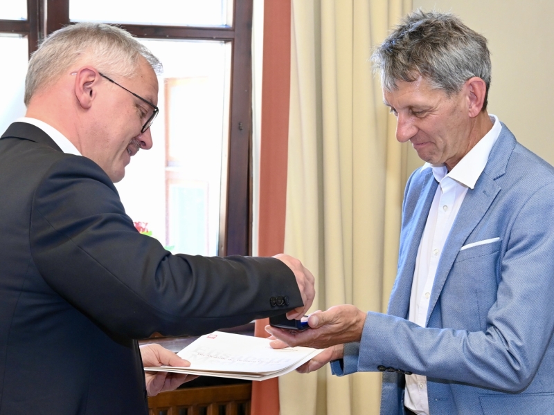 Personen bei einem festlichen Anlass