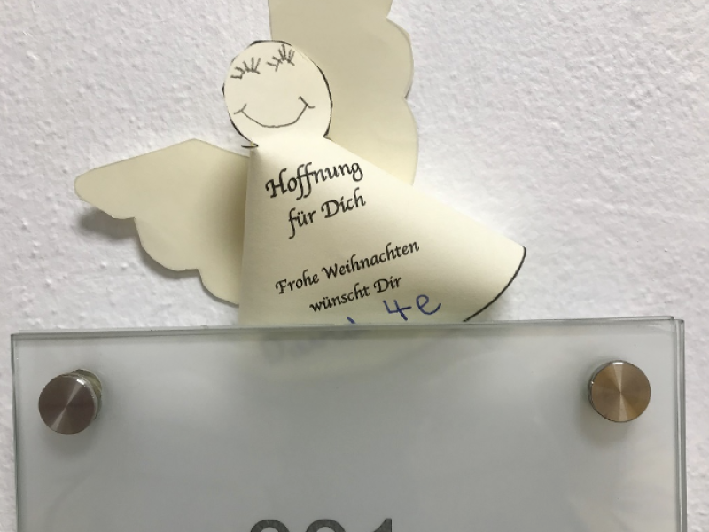 Ein wei&szlig;es Papier mit deutlicher Nummerierung liegt flach ausgebreitet.