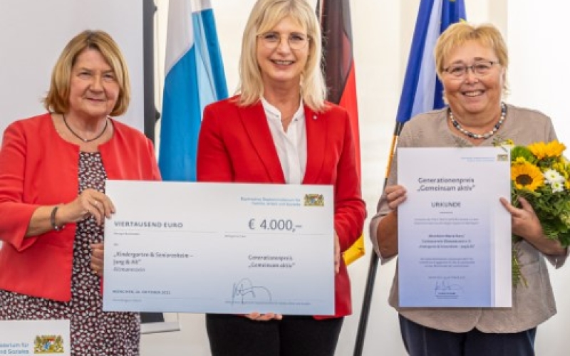 Drei Personen mit Urkunden