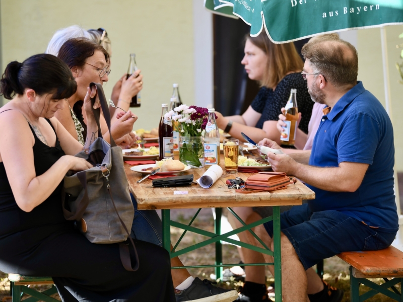 Personen bei sch&ouml;nem Wetter im Freien