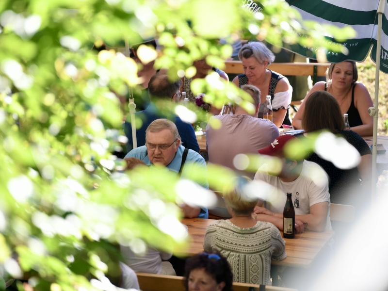 Personen bei sch&ouml;nem Wetter im Freien