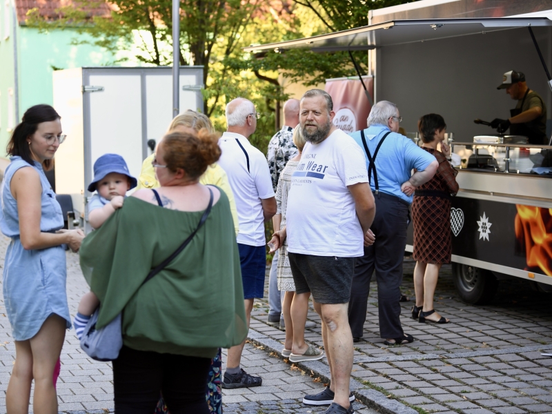 Menschen an Imbisswagen