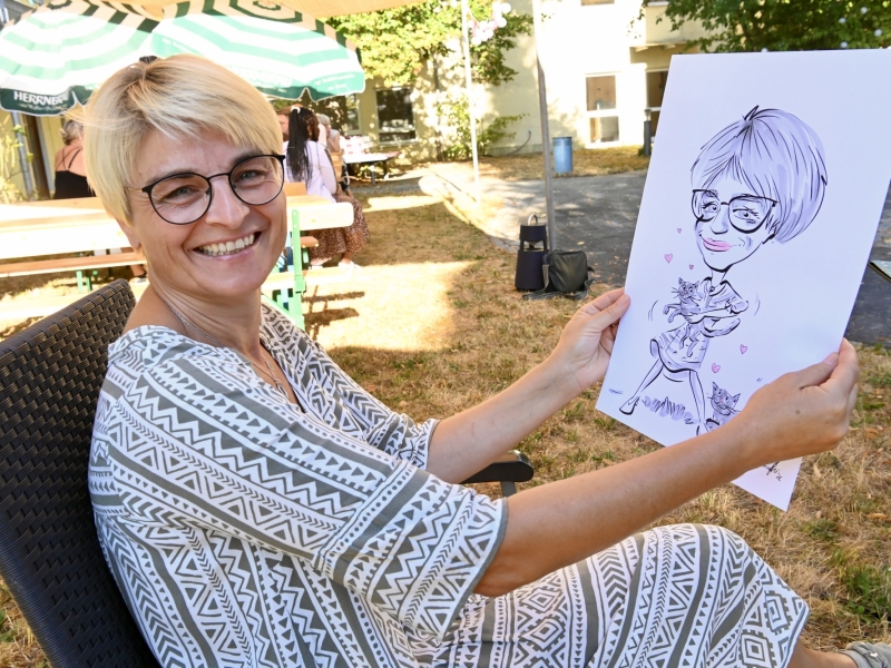Person h&auml;lt Gem&auml;lde in Hand