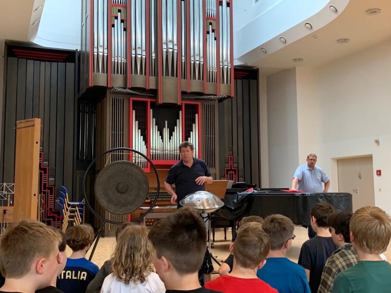 Personen vor Orgel