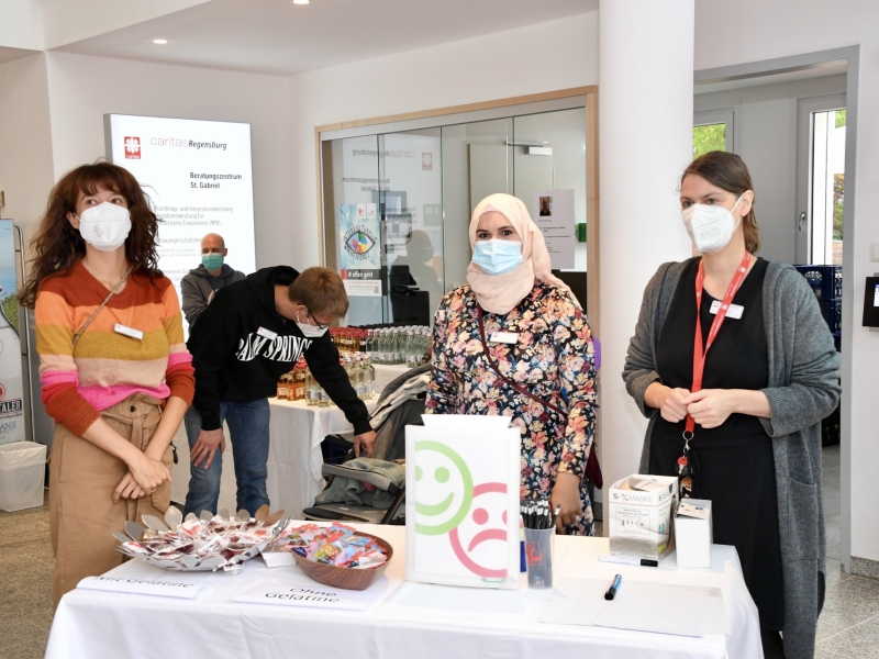 Personen an Infostand