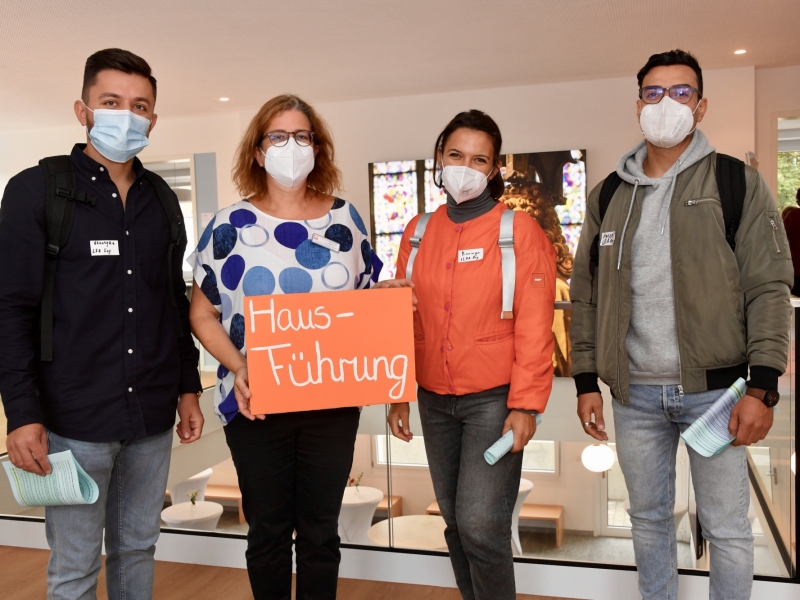 Vier Personen mit Schild in der Hand