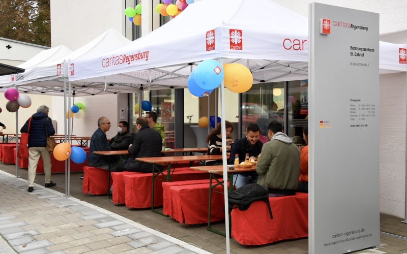 Bierbänke vor Gebäude