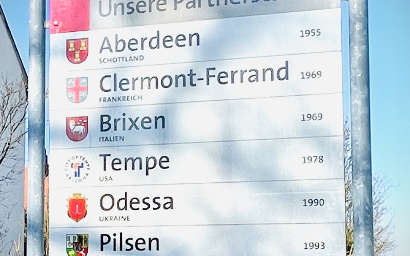 Ortsschild it Partnerstädten