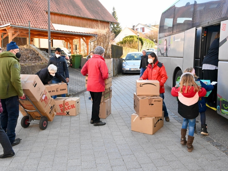 Personen packen Pakete in einem Bus