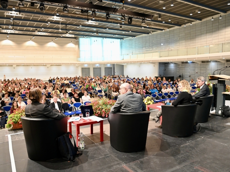 Personen in gro&szlig;em Veranstaltungsgeb&auml;ude