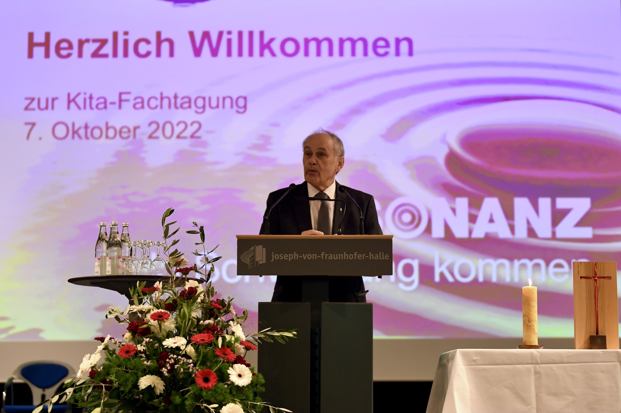 Redner auf Bühne