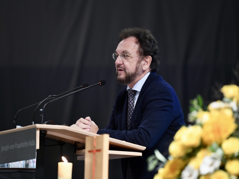 Redner auf B&uuml;hne