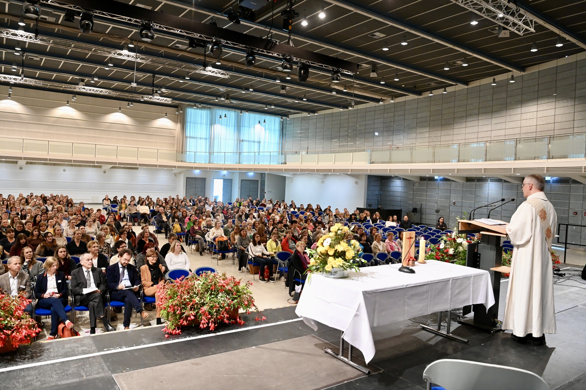 Geistlicher in Verantaltungssaal