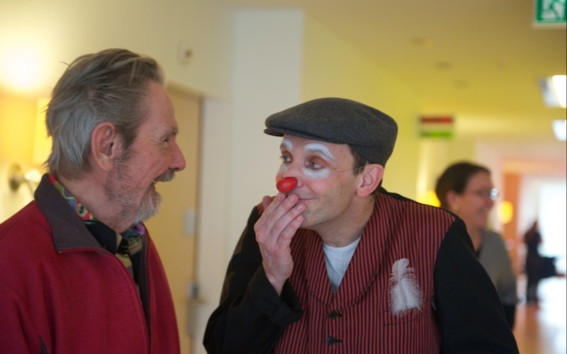 Mann und Clown