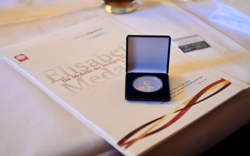 Dokument und Medaille