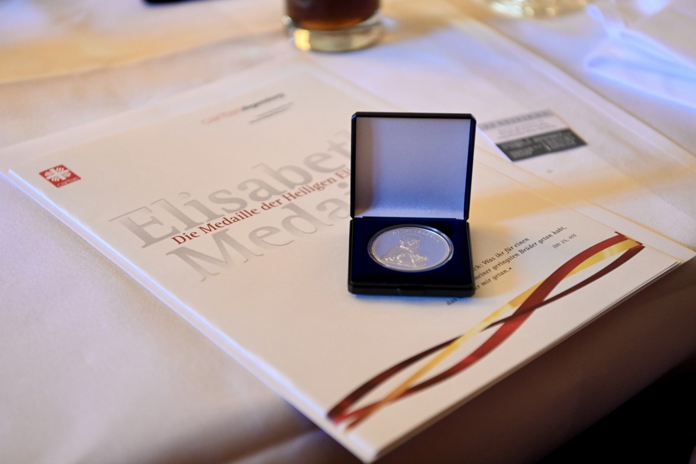 Dokument und Medaille