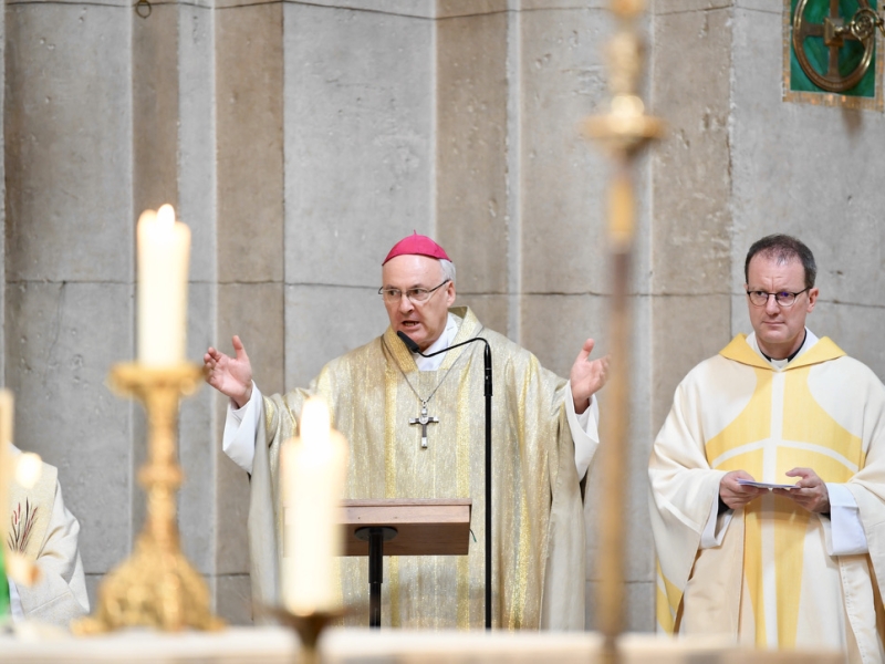 Geistliche in Kirche