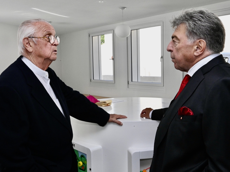 Zwei Personen an Tisch