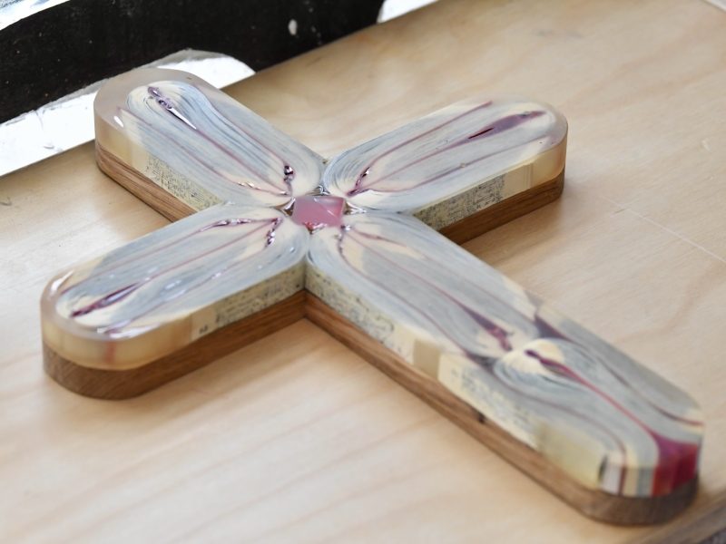 Kreuz auf Tisch