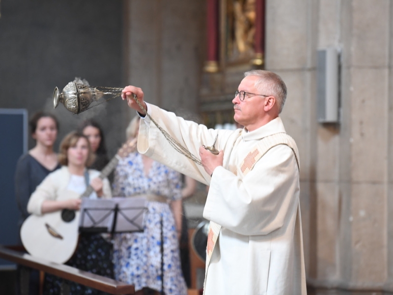Geistlicher in Kirche