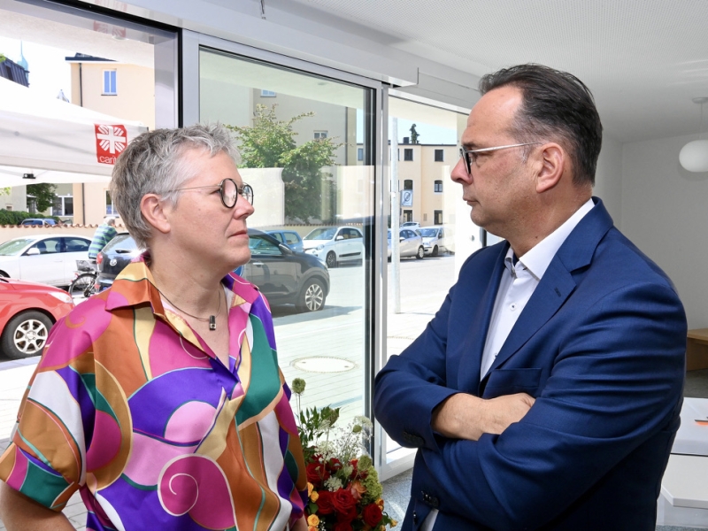 Zwei Personen unterhalten sich