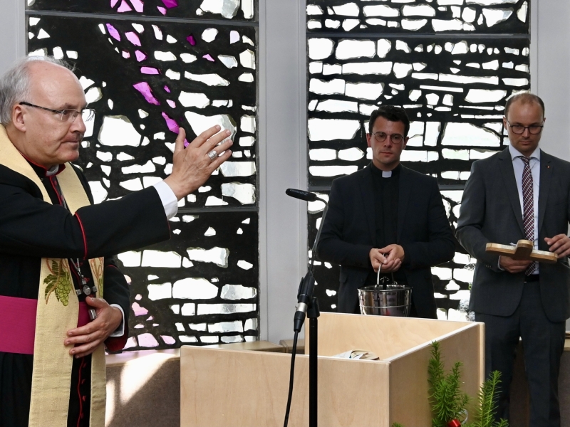 Geistlicher in Kirche