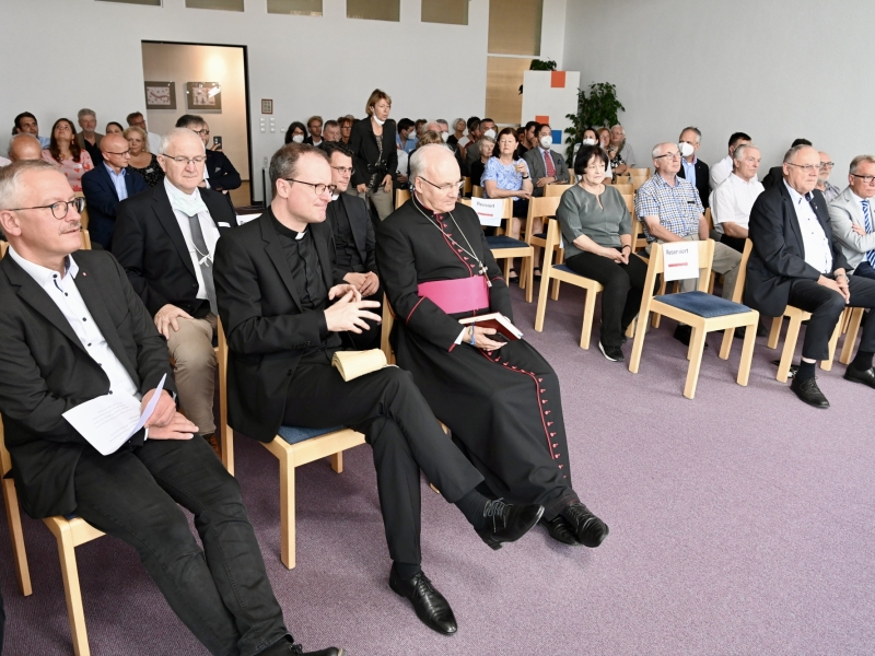Menschengruppe in Kirche