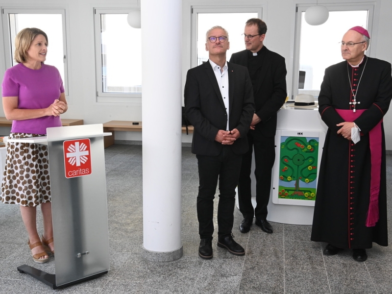 Vier Personen in Raum