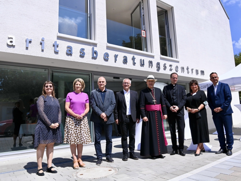 Gruppenfoto vor Geb&auml;ude