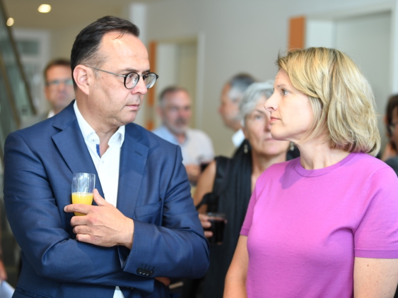 Zwei Personen im Gespr&auml;ch