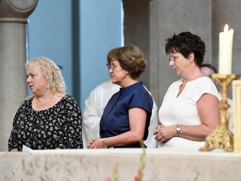 Personen in Kirche