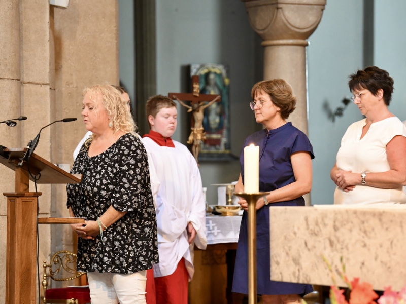 Personen in Kirche