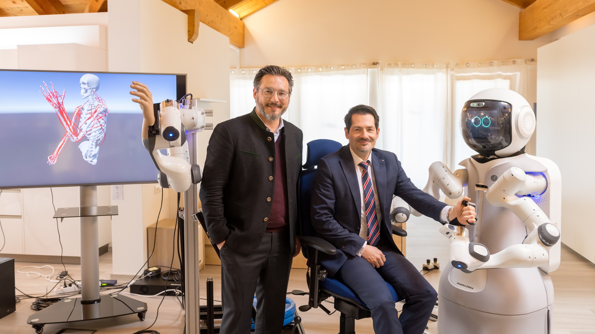 Zwei Personen mit Roboter