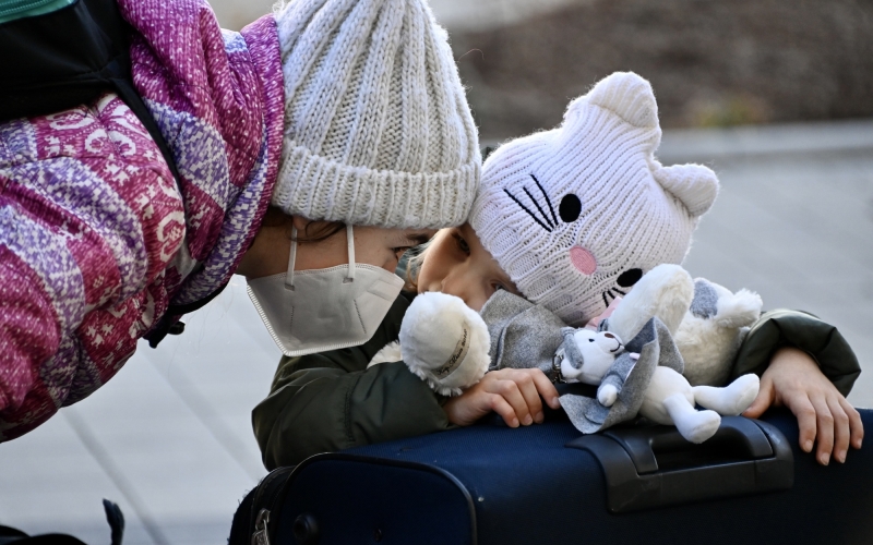 Zwei Personen mit Tasche und Kuscheltier