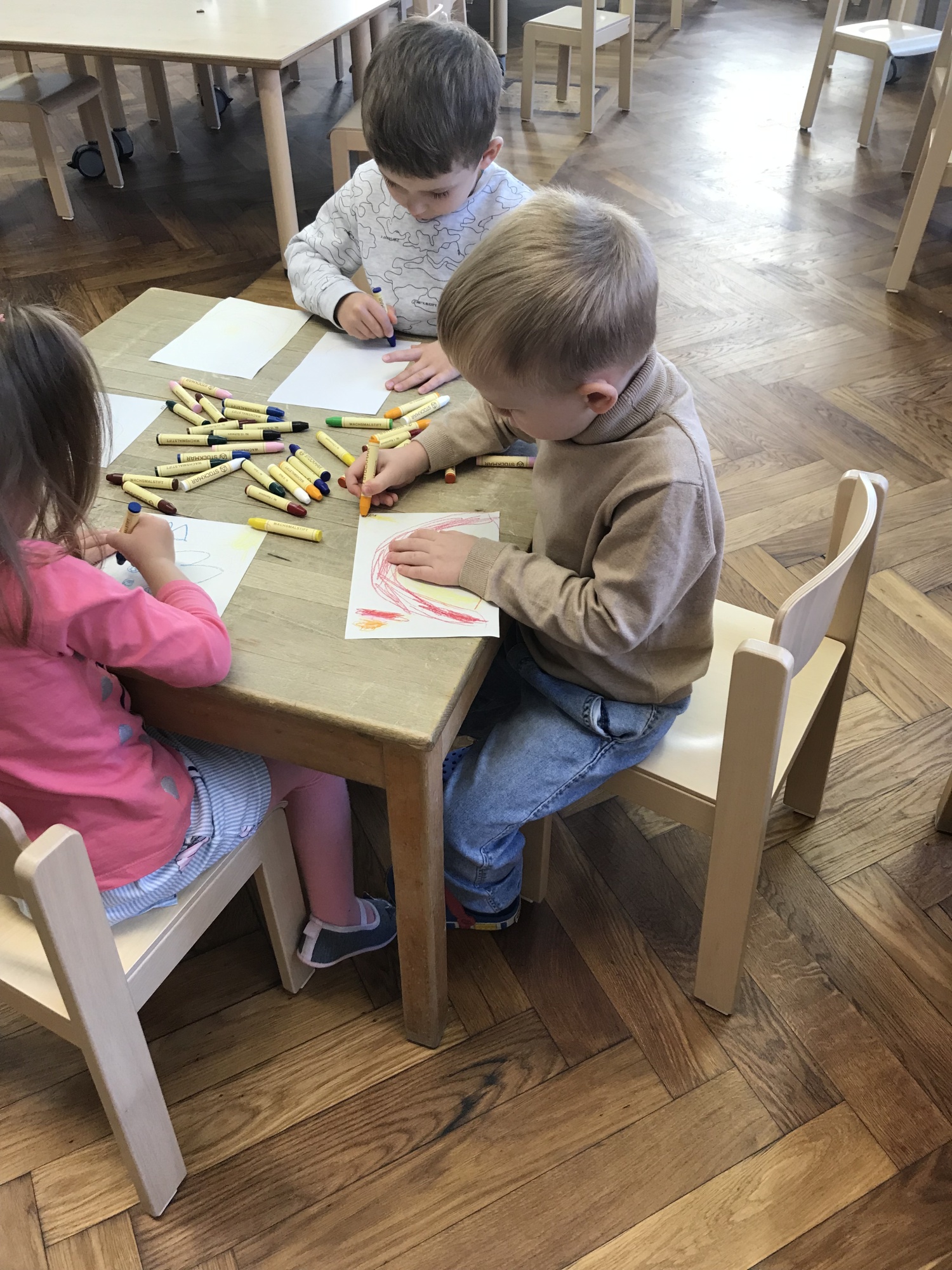 Kinder spielen in Zimmer