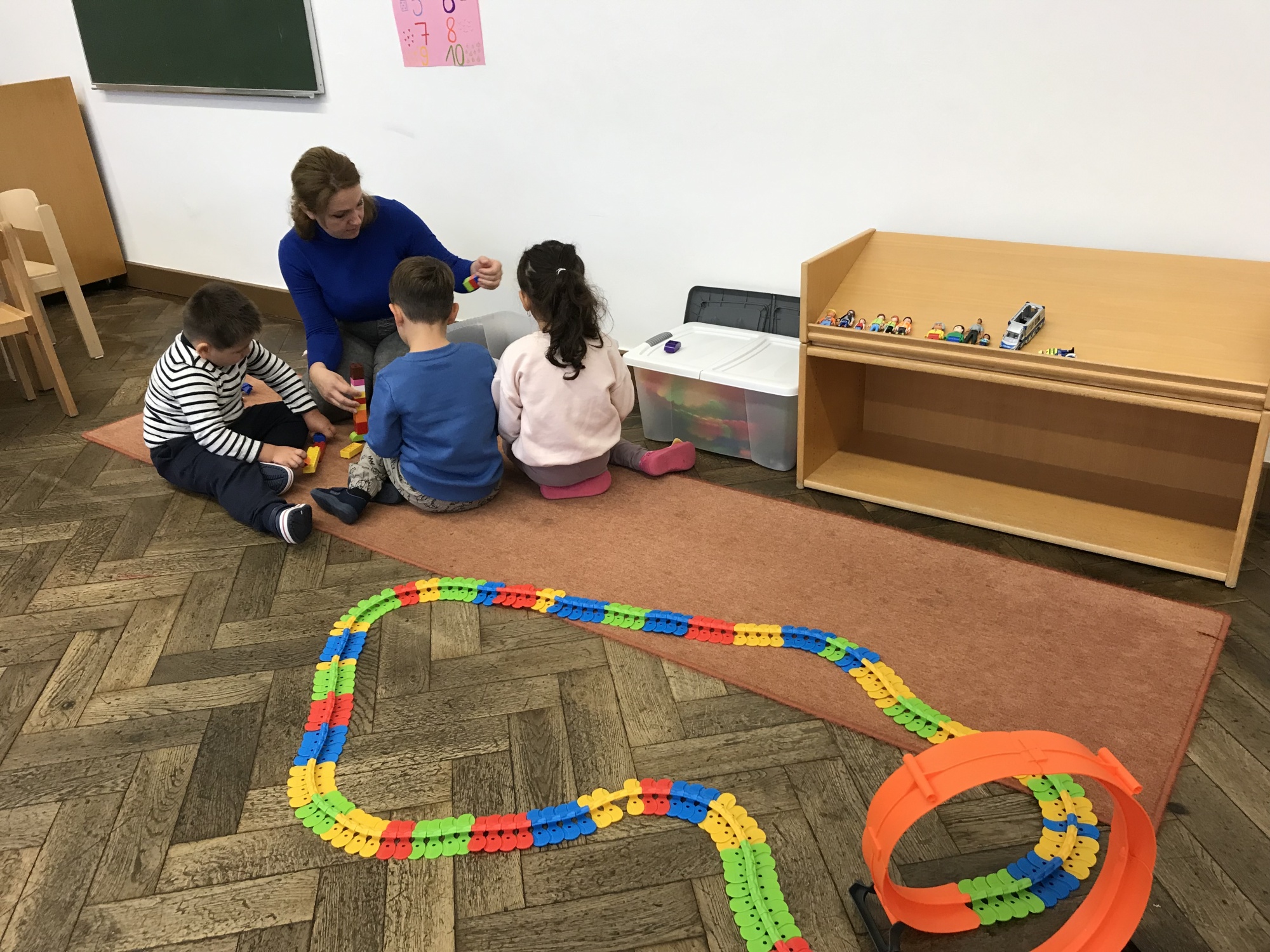 Kinder spielen in Zimmer