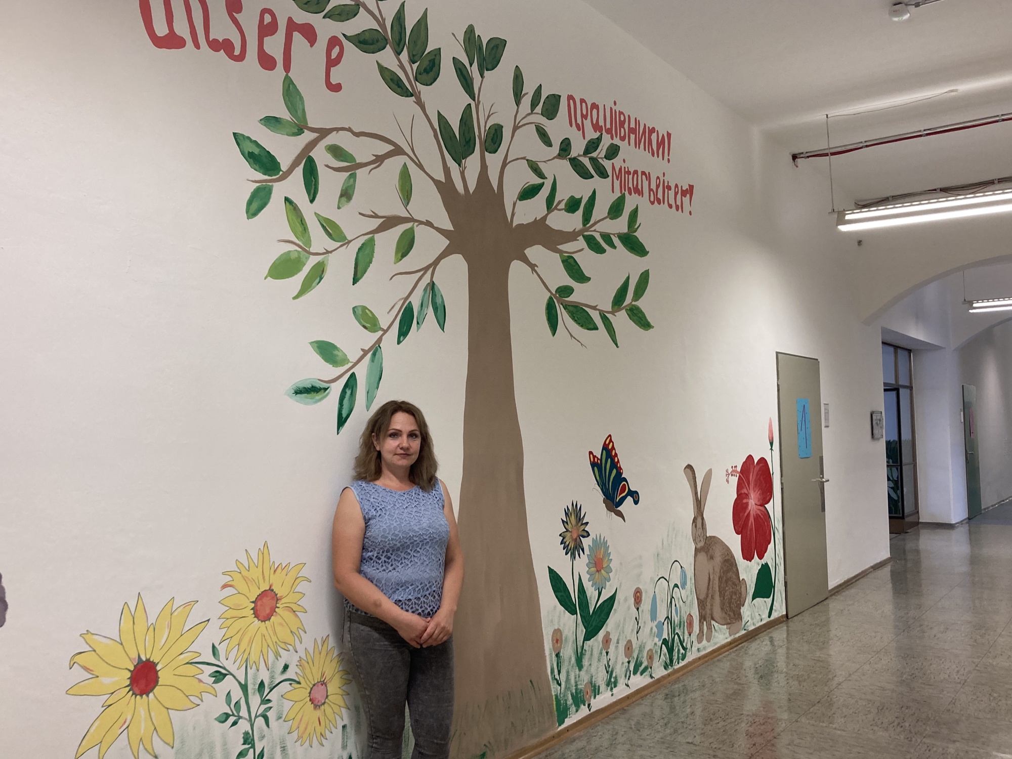 Kind vor Wandmalerei