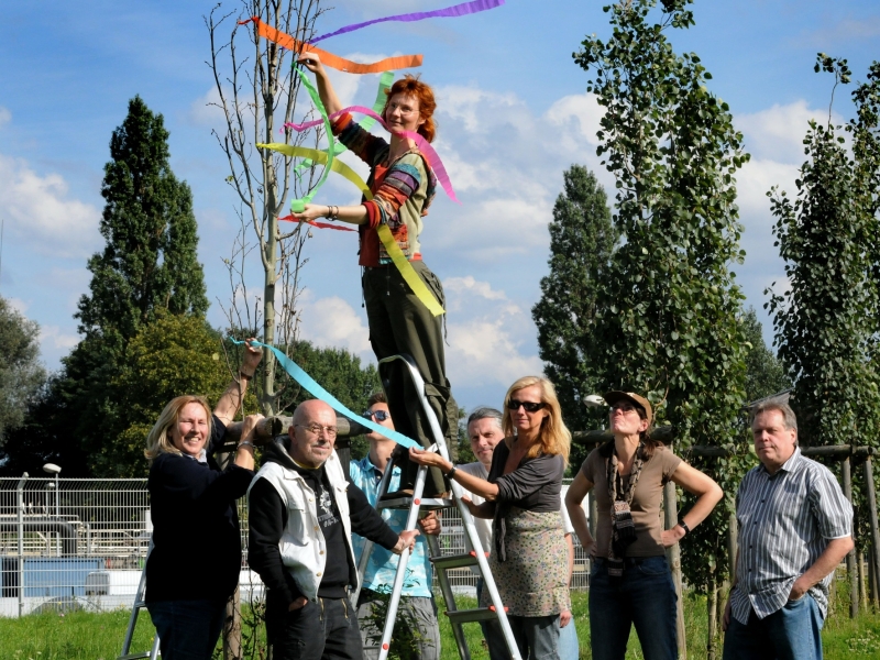 Gruppenfoto mit Baum